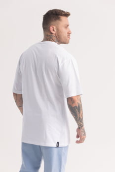 Camiseta Oversized Branca com Aplicação em Camurça e metais