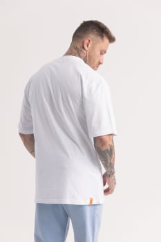 Camiseta Oversized Branca com Aplicação em Courino